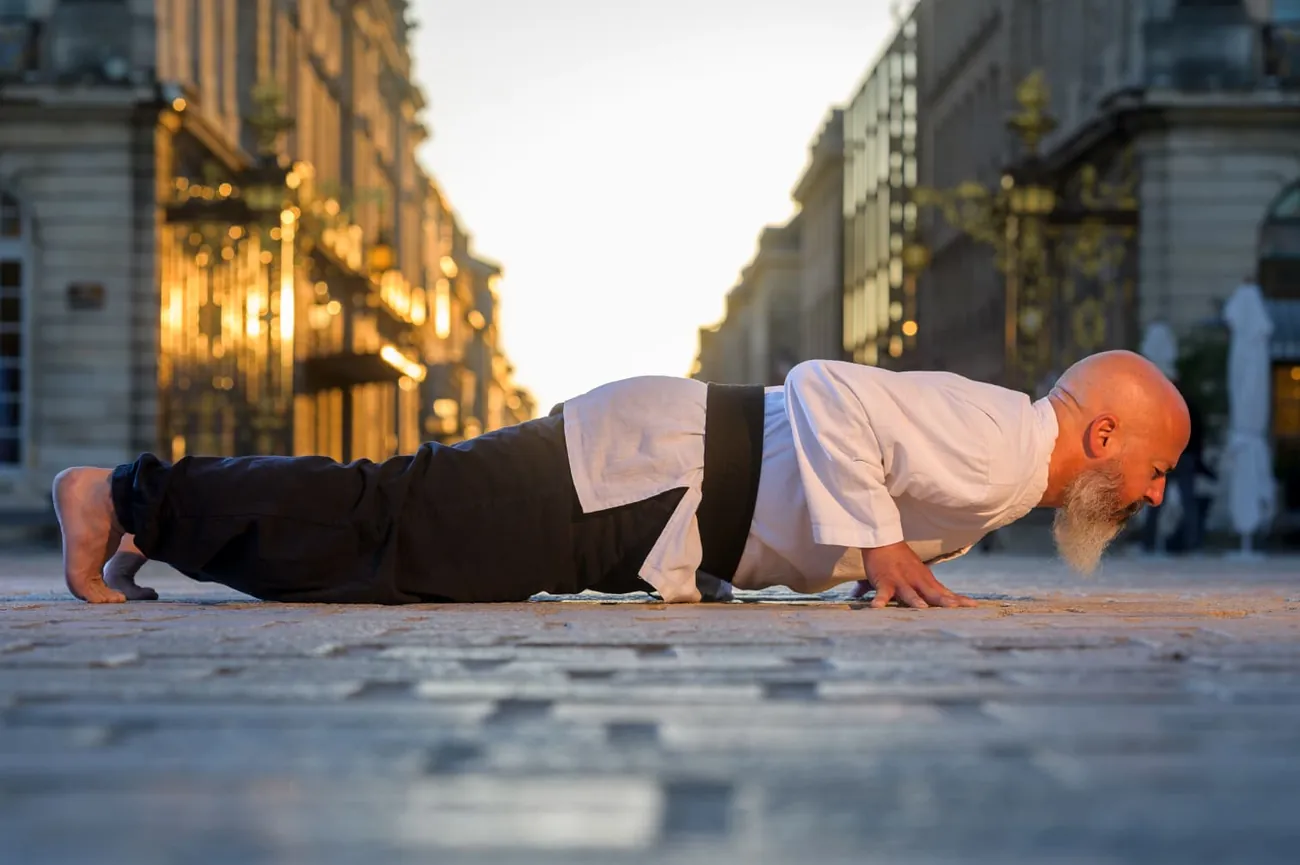 Posture de mobilité au lever du jour en ville