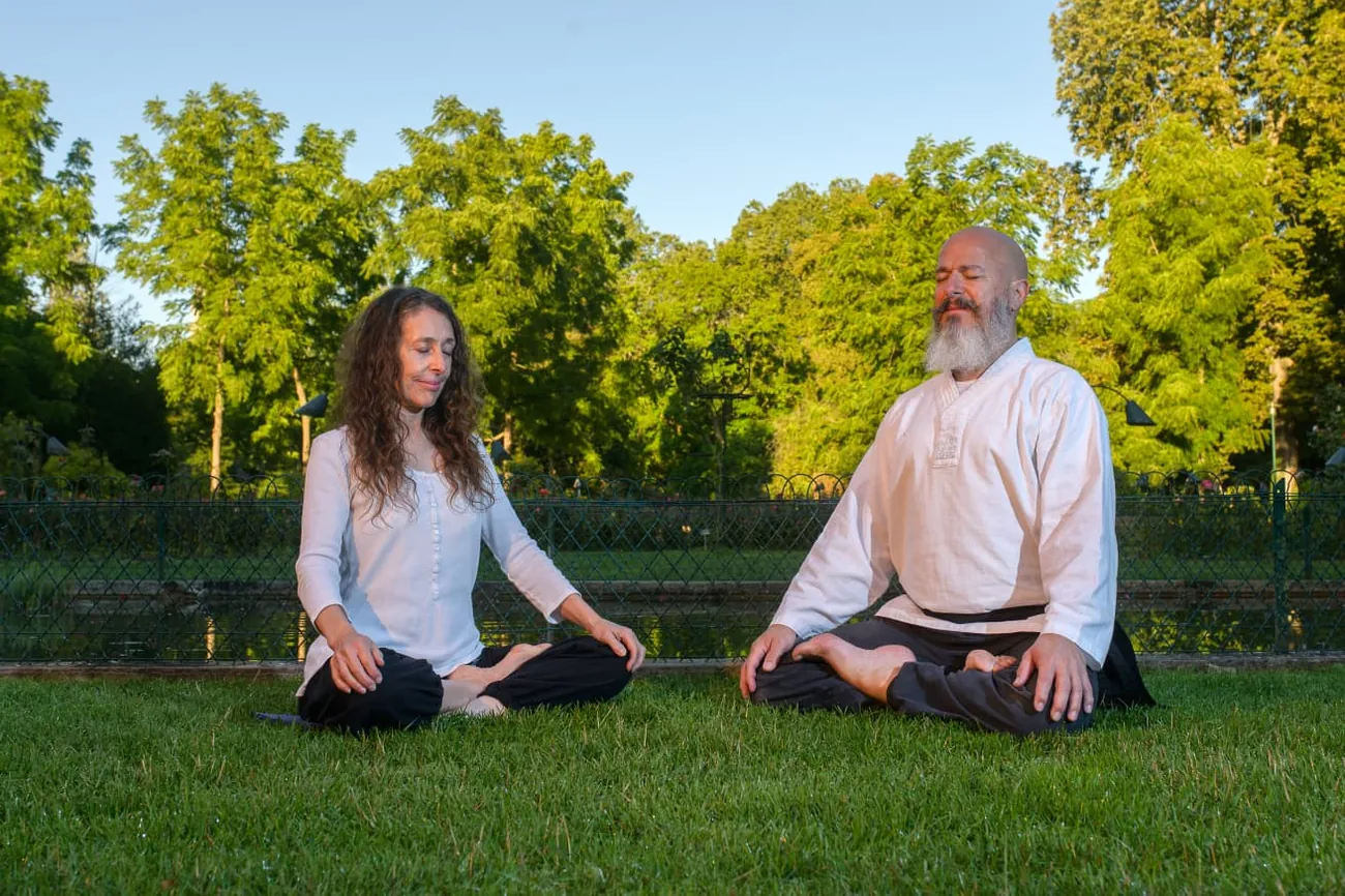 Deux pratiquants en méditation, en extérieur