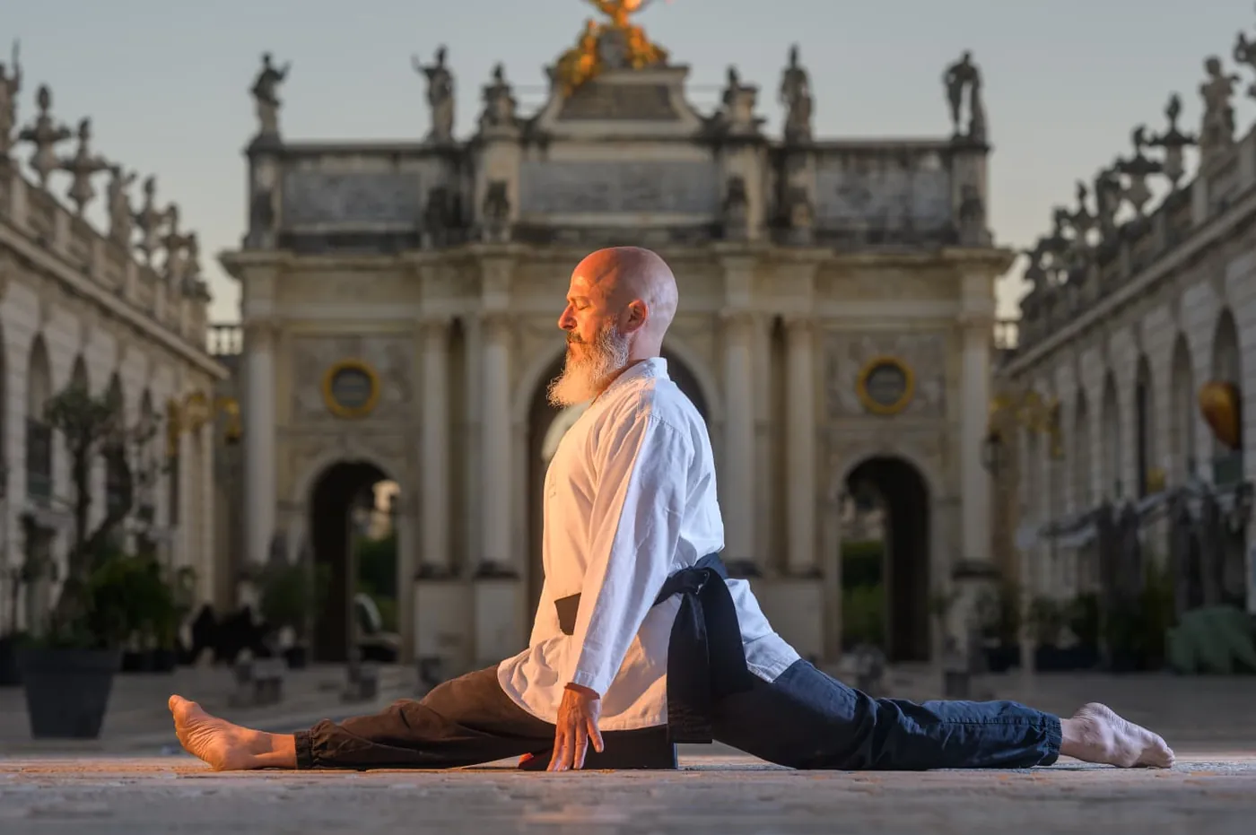 Posture de SunDo au lever du jour, Place Stanislas à Nancy